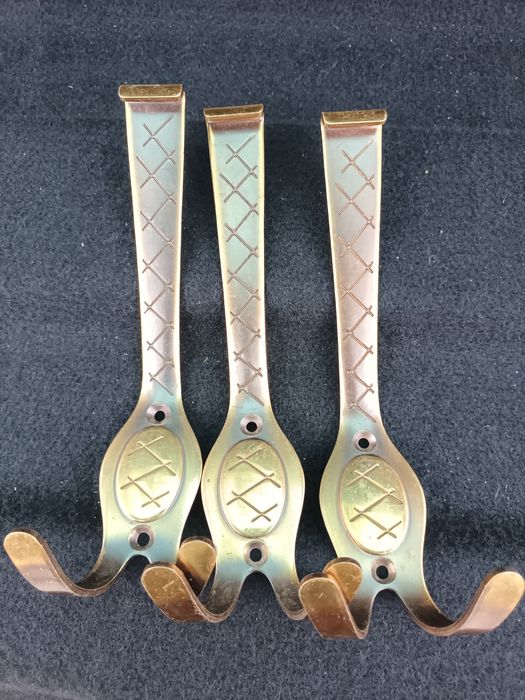 Бронзови закачалки