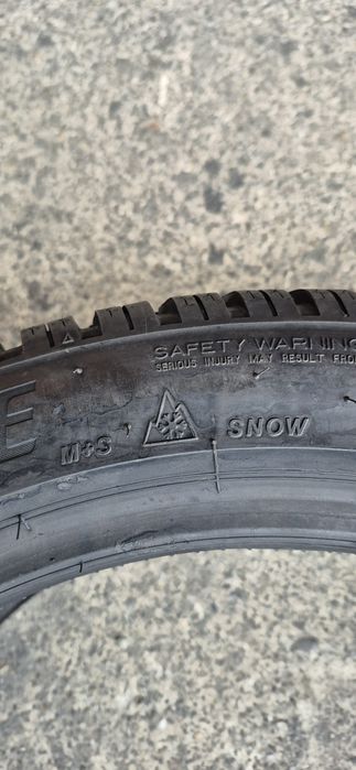 2 anvelope iarna ca noi runflat Bridgestone 225/45/18.Pret/buc