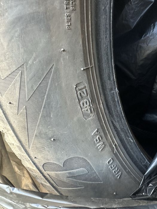 Bridgestone LM 005 235/55/19 зимни
