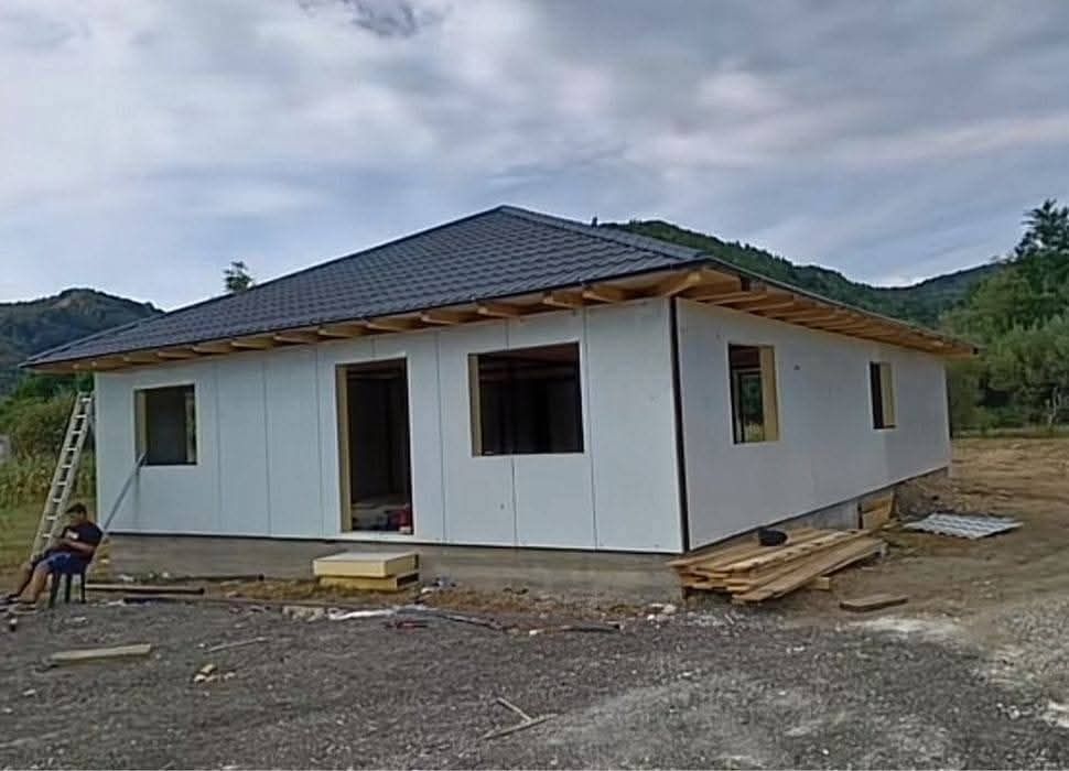 Vindem case din structură metalică învelite cu panouri