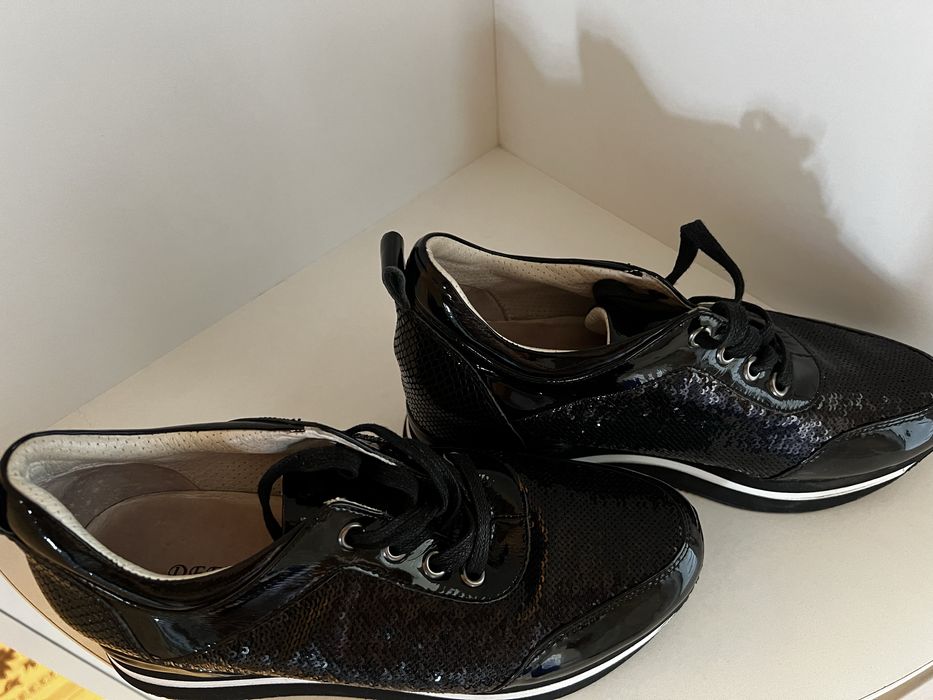 Продам кроссовки