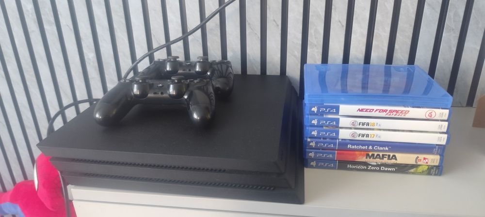 Продам PS 4 PRO.