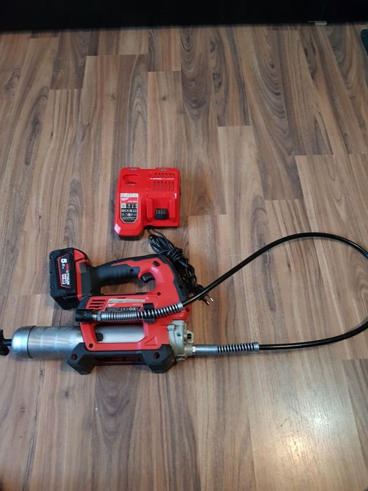 Pompă de gresat cu acumulator Milwaukee