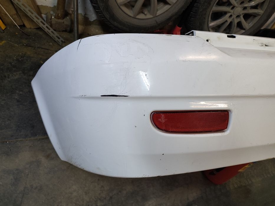 Бампер задний Приора 1, белый, с катафотами.