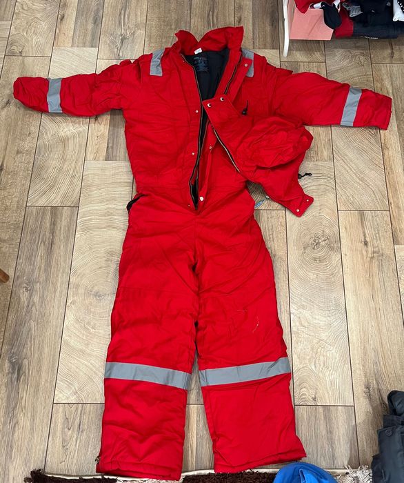Красный комбинезон