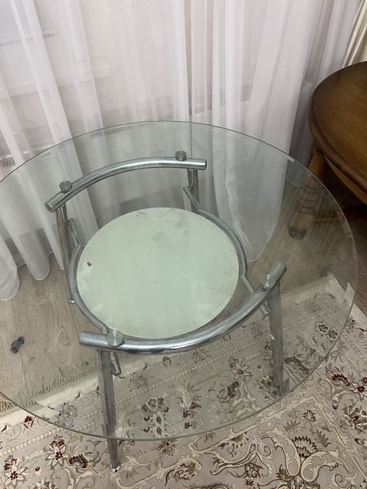 Продам стеклянный качественный стол