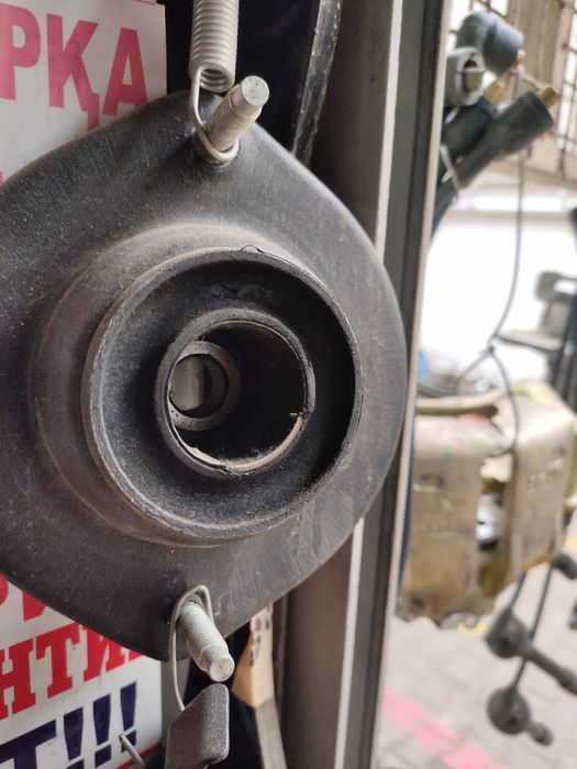 Мазда 323  старушка опора чашки амортизаторыа