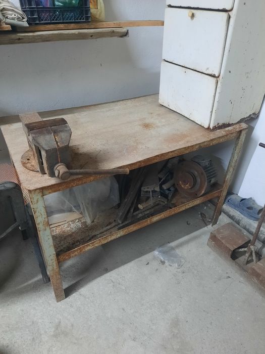 Соватский металл.стол.Советские тиски.Цена стола 50000 тг. Тиски 80000