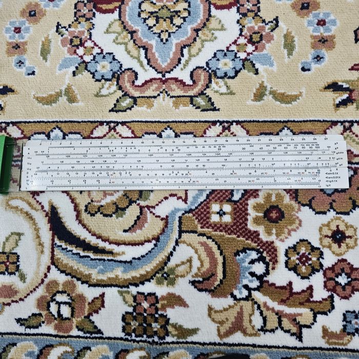 Продажа школьных принадлежностей.