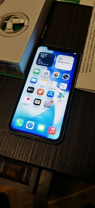 Iphone 11  baterie 100% neverlocked Garanție 2 ani Flip