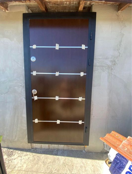 Нова външна блиндирана врата-2 бр.