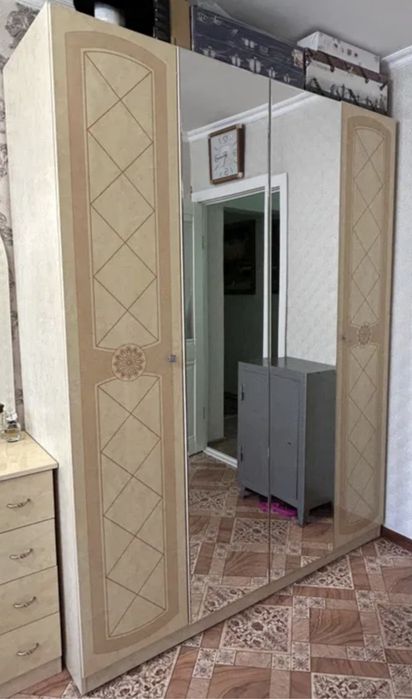 Шкаф и диван в месте