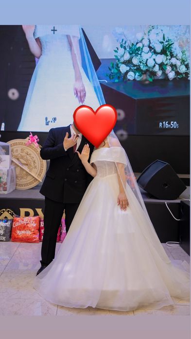 Той көйлегі сатылады .