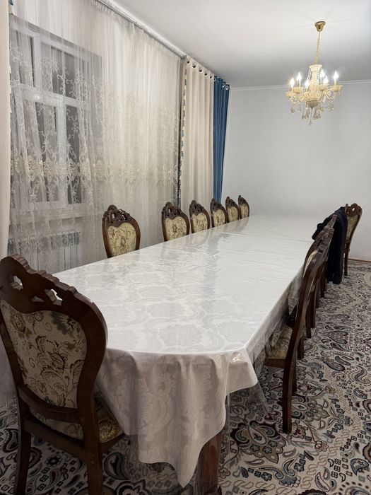 Стол стулья для гостей