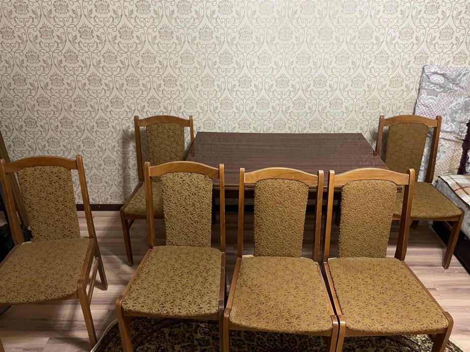 Стол и шесть стульев