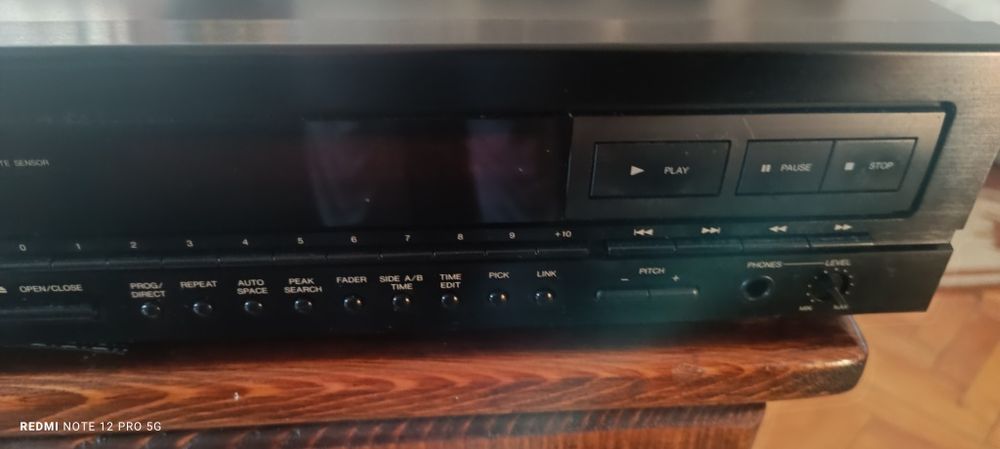 Vând o linie DENON compusă din trei piese .