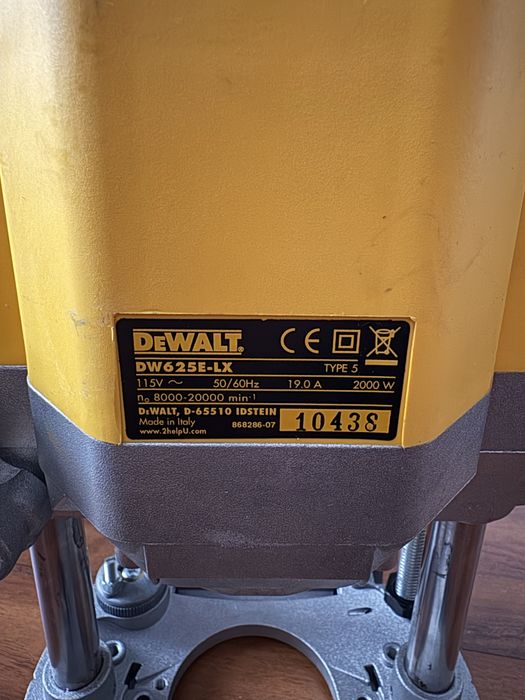 Masina de frezat lemne DeWalt