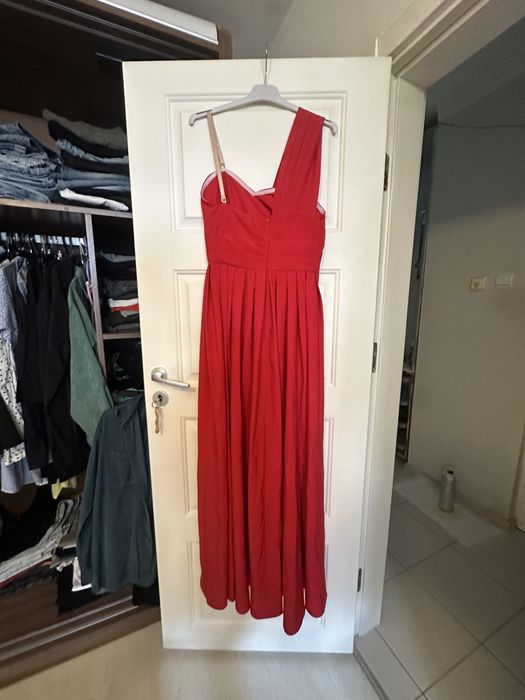 Елегантна дълга червена рокля