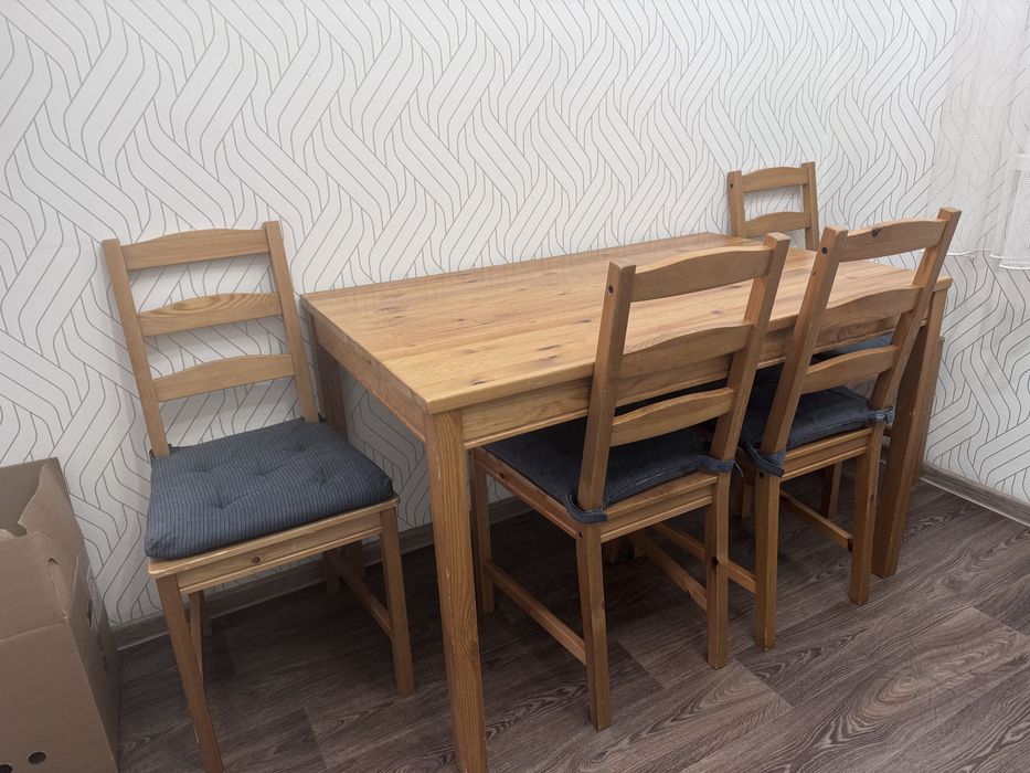 Кухонный стол и стулья