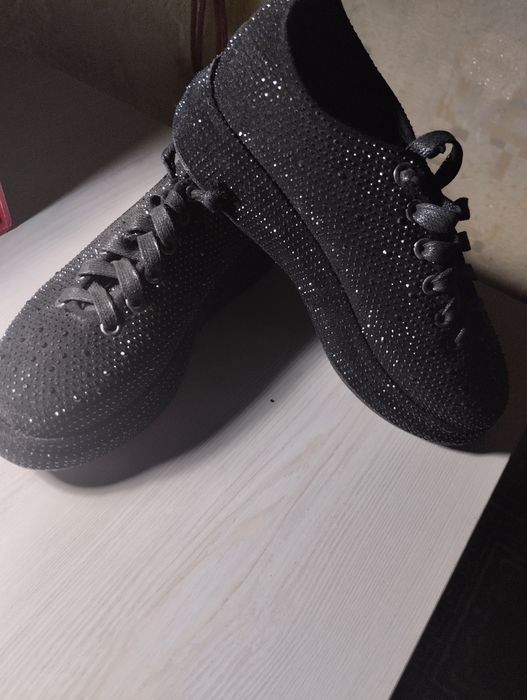 Продам кроссовки стразами