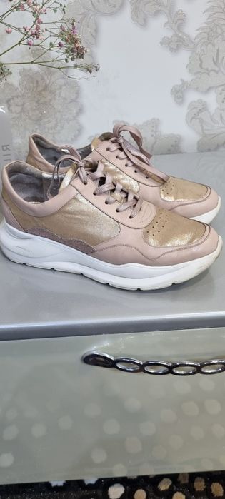 Продам модные кроссовки