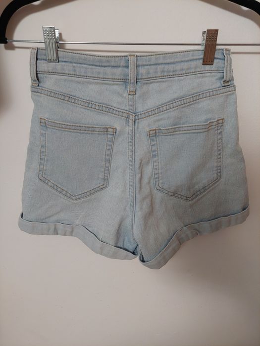 Pantaloni scurți