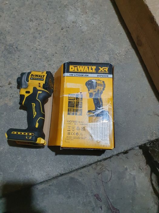Продавам оригинални dewalt DCF850 използван малко работи перфектно