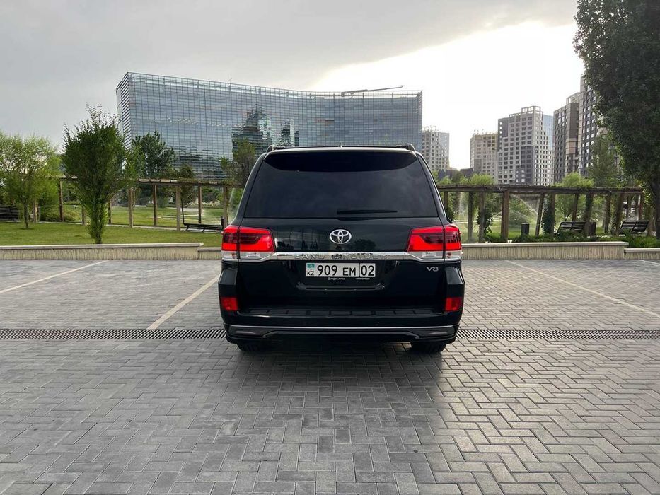 Посуточная аренда автомобиля без водителя Toyota Land Cruiser 200