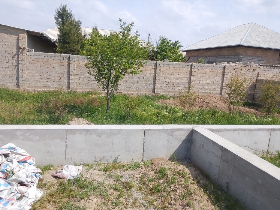 Yer sotiladi 6 sotix  narxi 200 milion sum kelishamiz