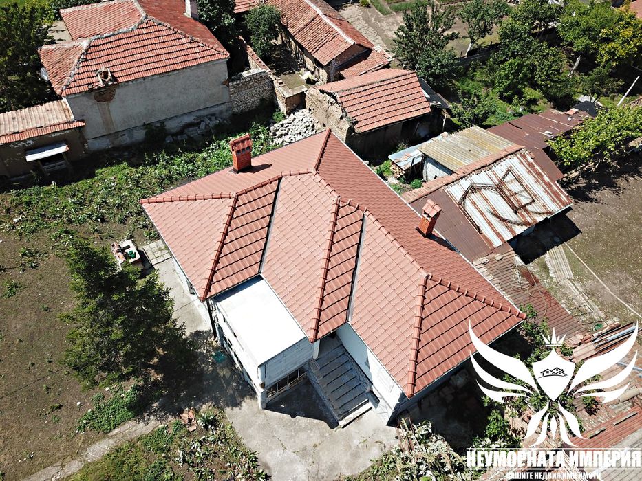 Двуетажна къща 160РЗП с голям двор 1250кв. двор в село Избеглии