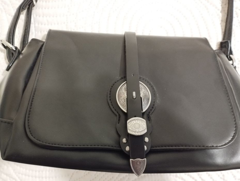 Официална дамска чанта.