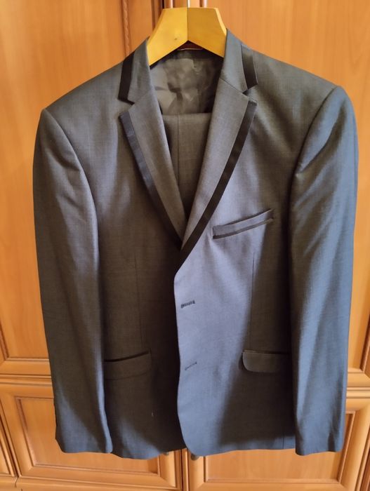 Продам классические костюмы