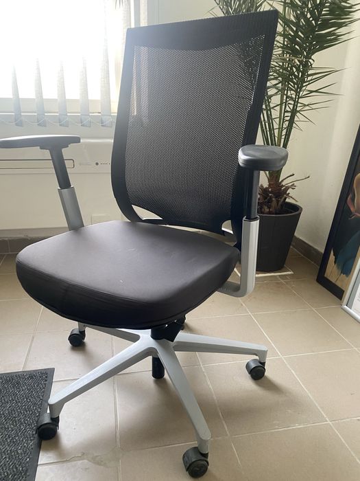 Scaun birou,stare foarte buna cumparat din Olanda,culoarea neagra cu gri,foarte calitativ