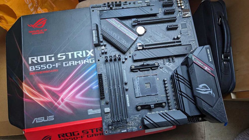 ASUS ROG STRIX B550-F GAMING + RYZEN 5 5600X 6-Core (4.6 GHz Turbo)