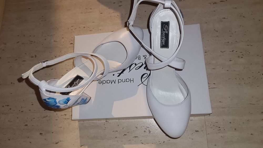 Vand pantofi albi din piele