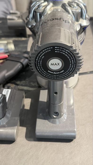 Продавам прахосмукачка Dyson V6