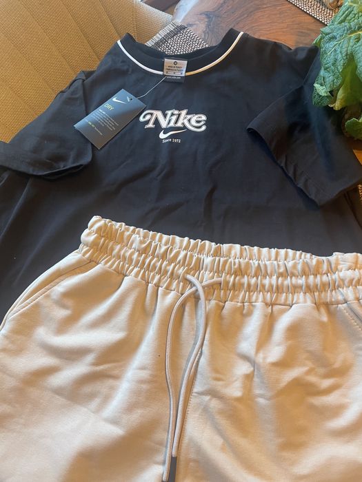 Комплект къси панталонки и тениска на Nike