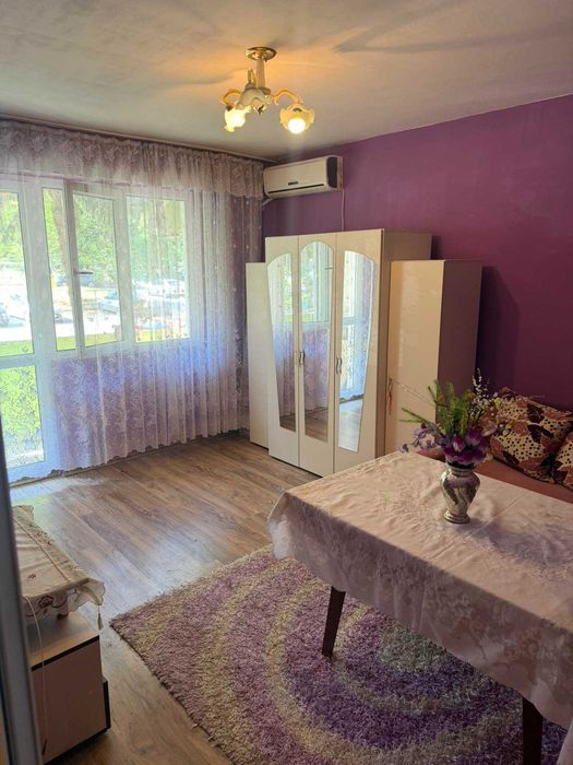 Продавам непълно обзаведена 2 стаен - гарсониера