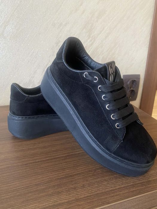 Велурени черни обувки