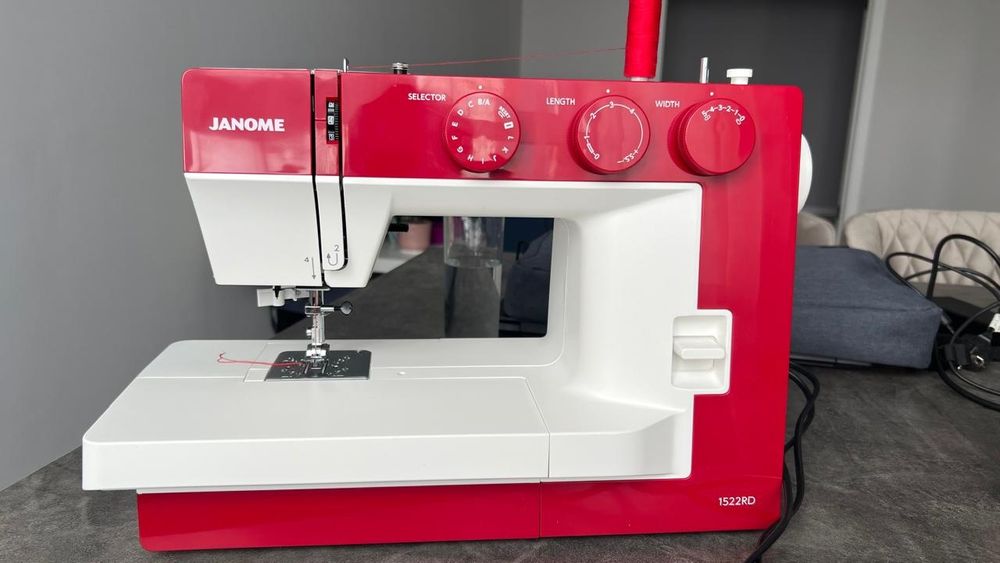 Швейная машина Janome