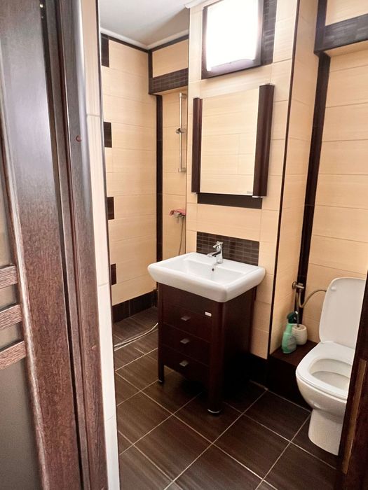 Vând apartament cu o cameră în zonă centrală.