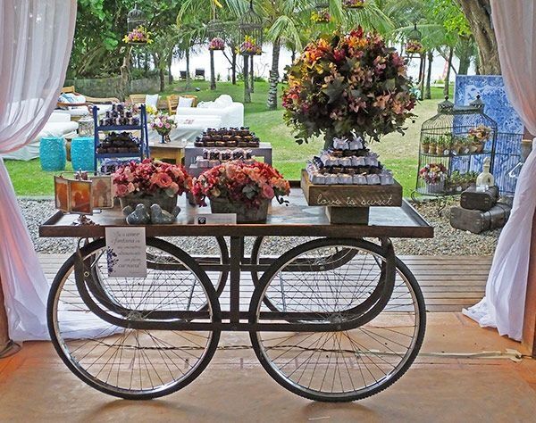 Masa festiva tip bar pentru ornamente si grădinărit cu roti bicicleta
