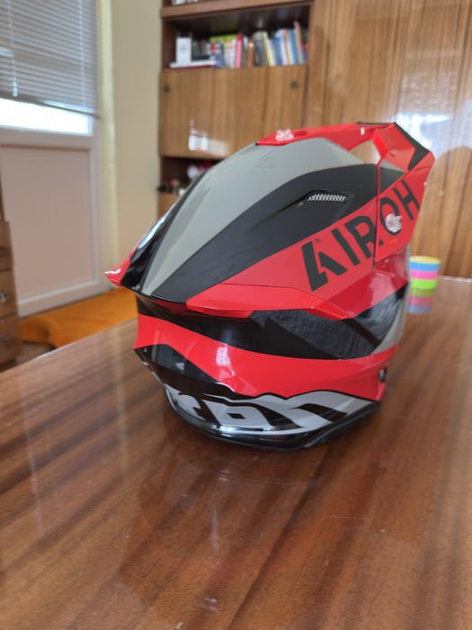 Продавам каска Airoh Twist 3