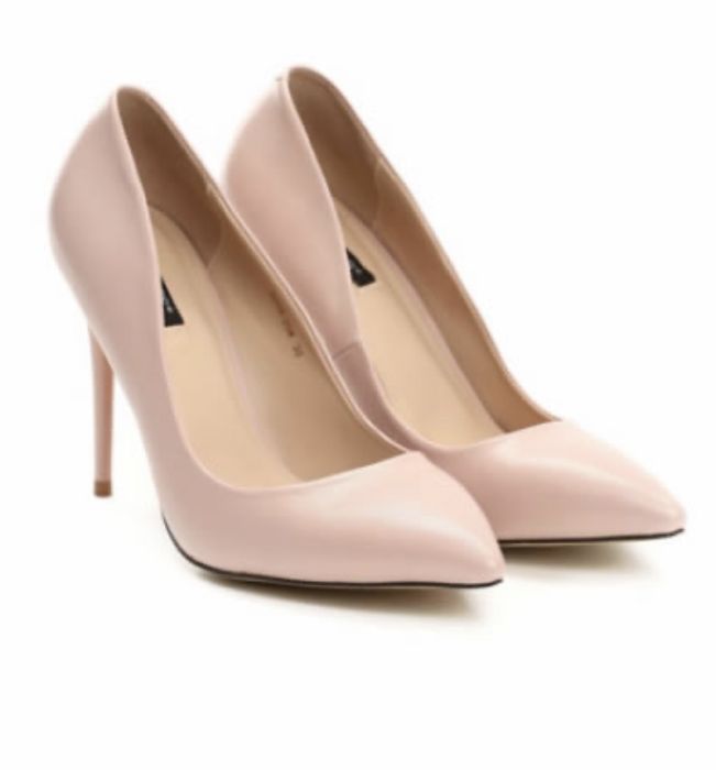 Vând pantofi stiletto
