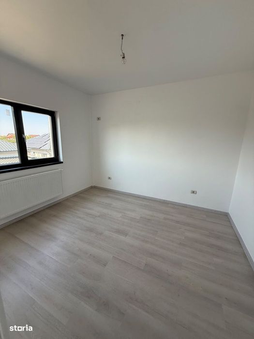 Casă de vânzare cu 3 camere și mansardă, toate utilitatile.