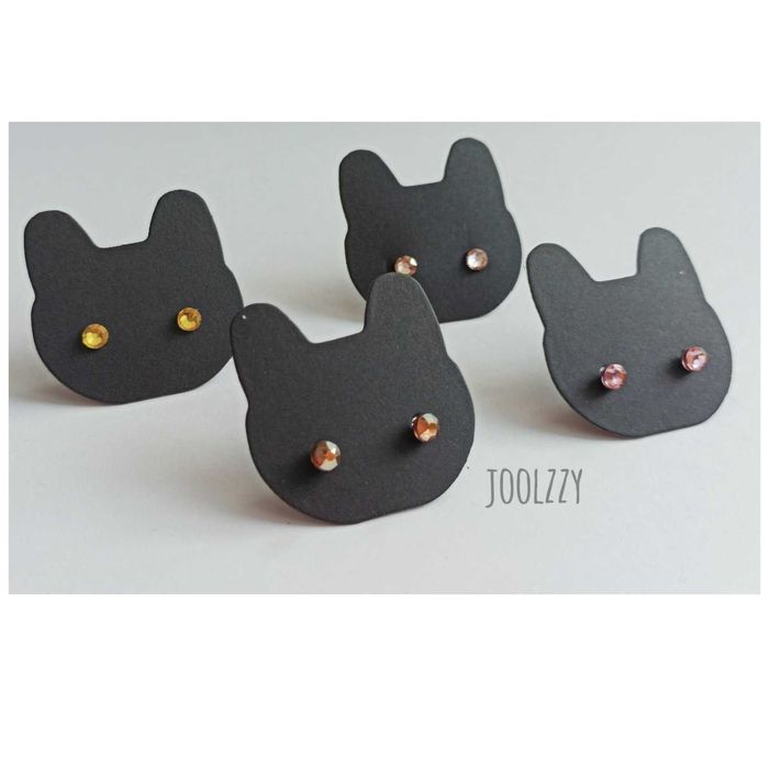 Бижута с камъчета Swarovski и сребърна закопчалка.