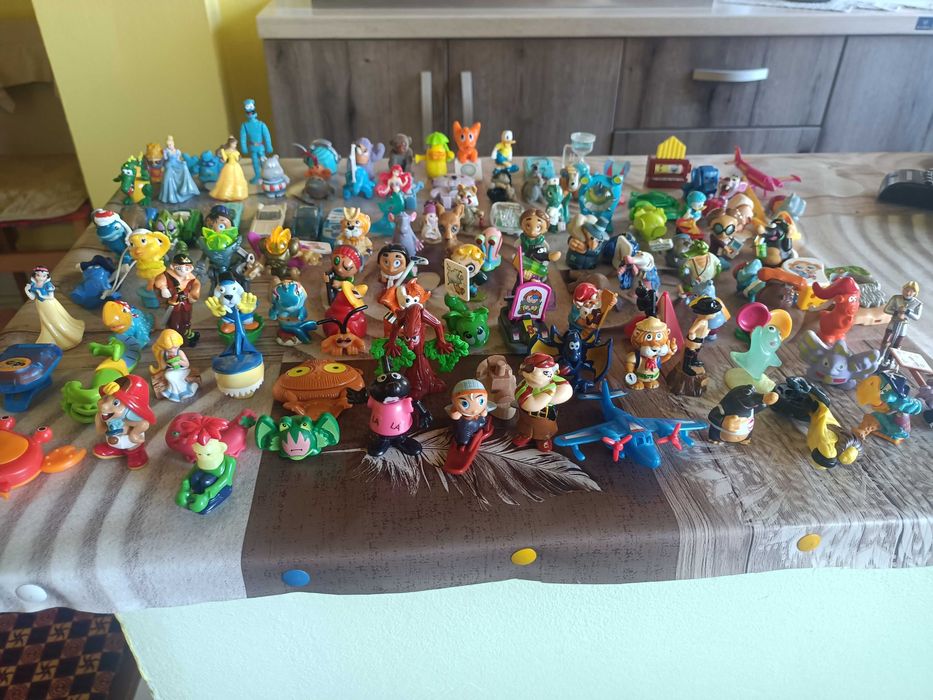 Vând figurine ou Kinder