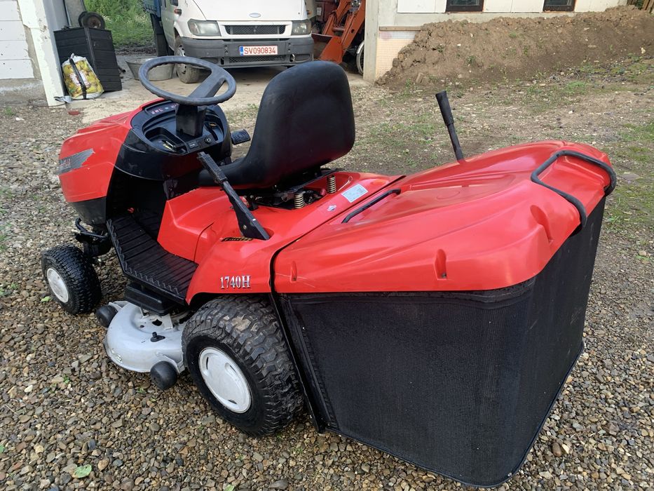 Tractoras tuns gazonu iarba