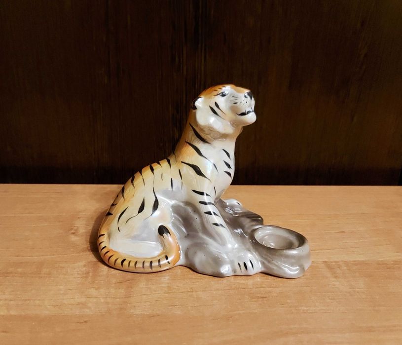 Тигр — фарфоровая статуэтка