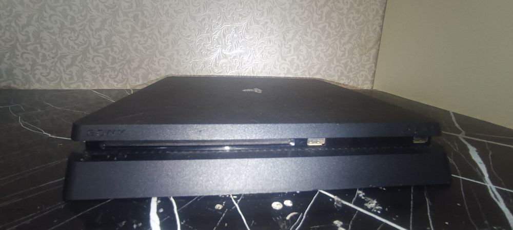 Продам ps 4 в отличном состоянии